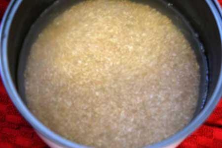 Rinsing the rice for making sticky brown rice.