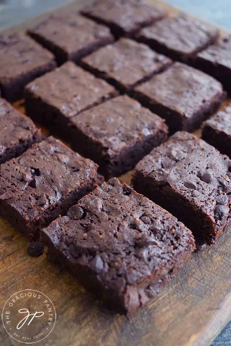 A view from overhead of the cut brownies.