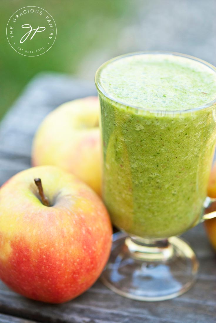 Cinnamon Apple Smoothie (Healthy & Easy Recipe!)