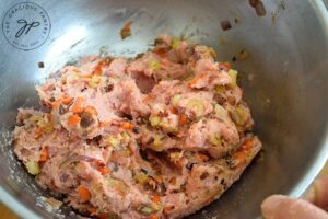 Step two is to knead or stir the meat and cooled vegetables together.