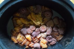 The cooked apples and strawberries in the slow cooker.