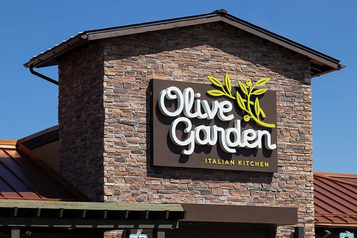 The front of an Olive Garden restaurant.