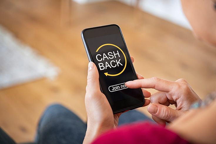 A person using a cash back app on their phone.