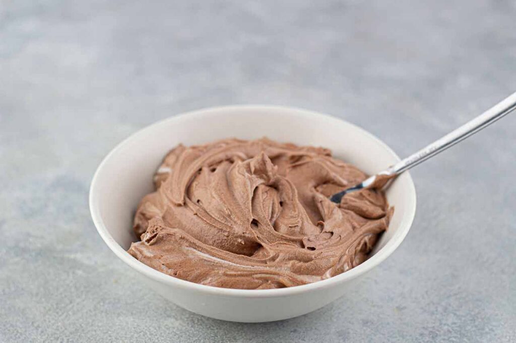 The finished cream filling in a white bowl.
