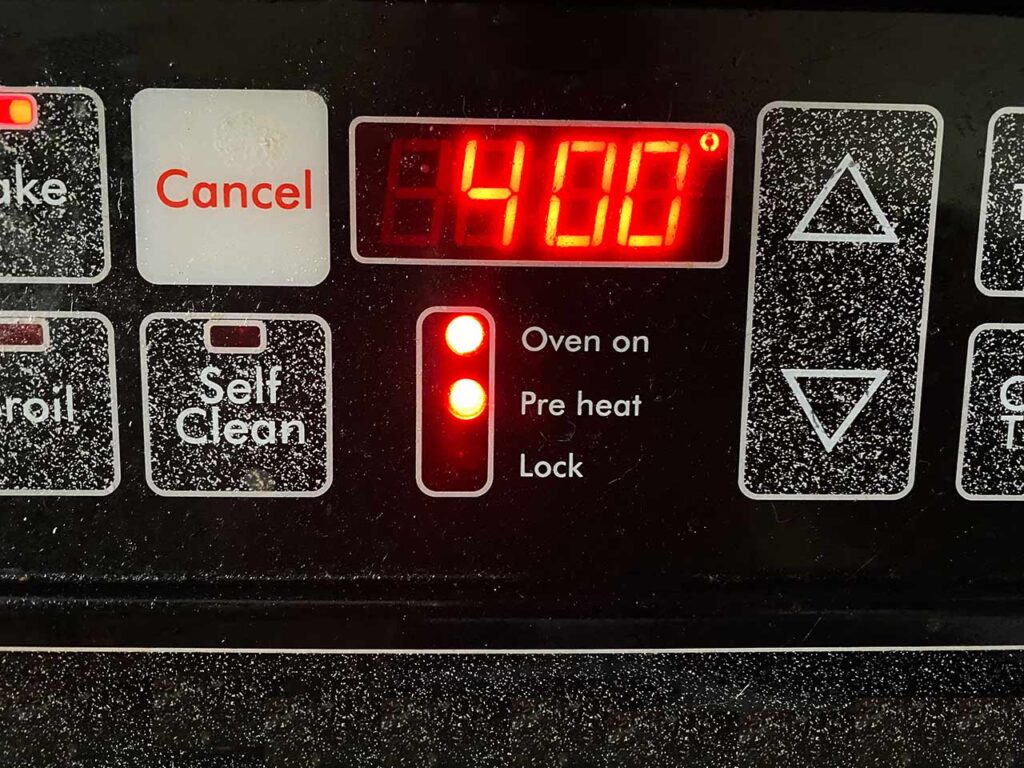 An oven temperature display panel set to 400 degrees Fahrenheit.