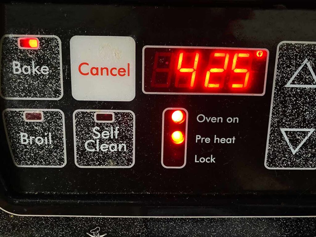 An oven temperature display panel set to 425 degrees Fahrenheit.