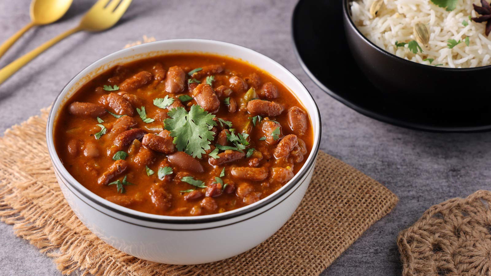 A bowl of bean stew.