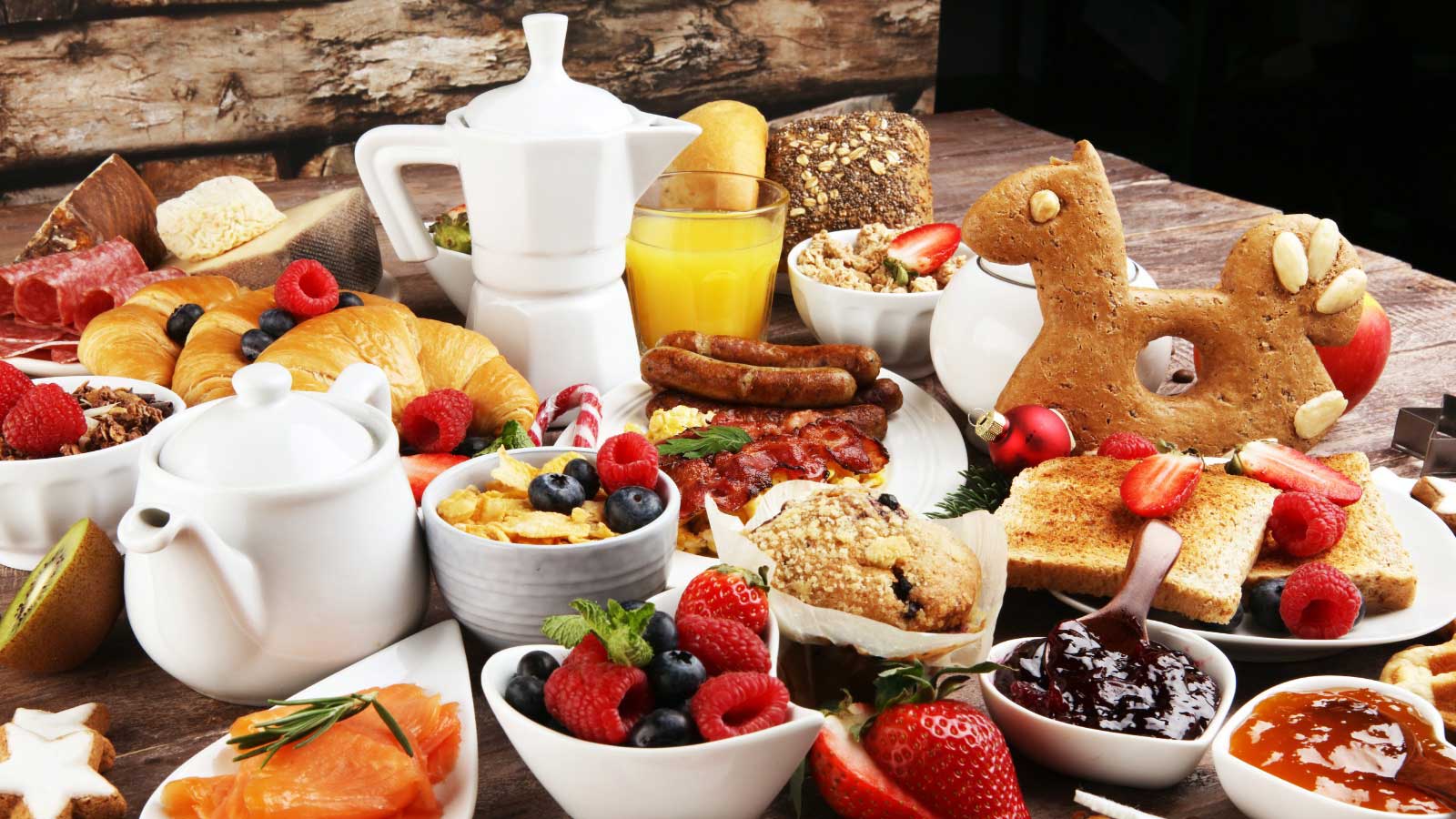 Breakfast served with coffee, orange juice, croissants, cereals and fruits. Balanced diet. Continental breakfast served for brunch at Christmas.