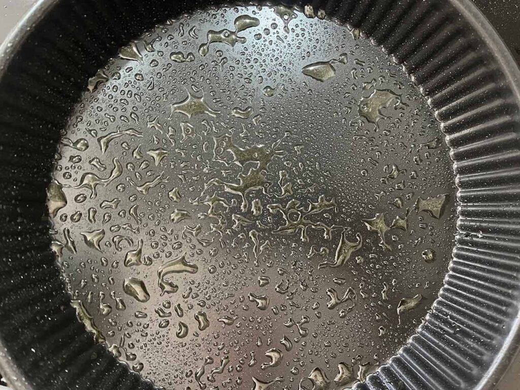 A baking pan sprayed with oil.