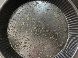 A baking pan sprayed with oil.
