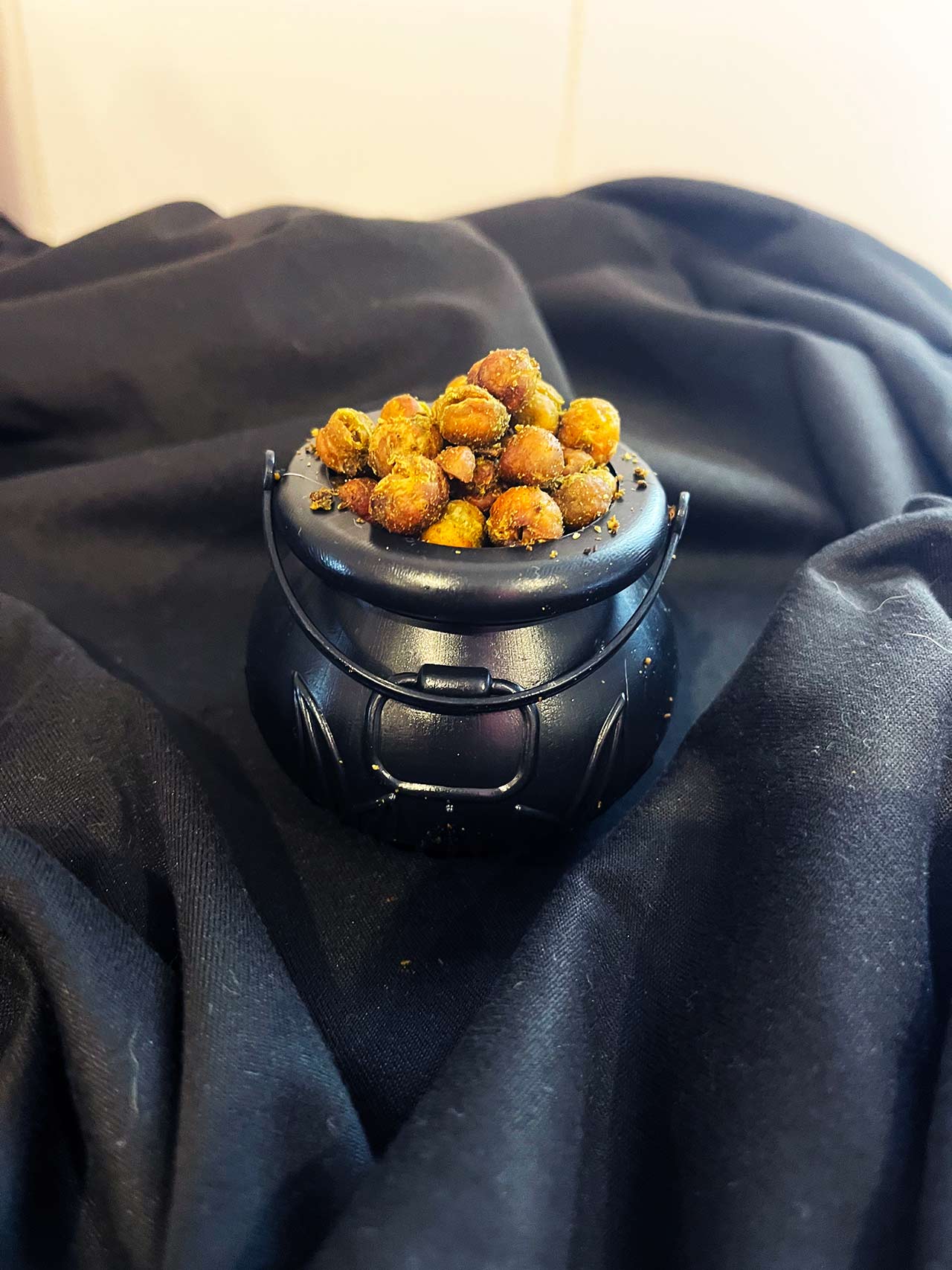 A single mini cauldron filled with Poisoned Brew Bubbles. Front view.