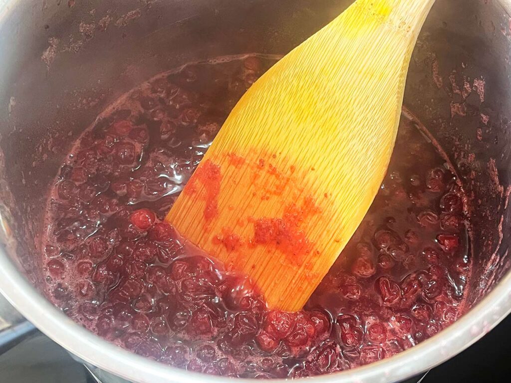 Bringing the cranberries to a simmer.