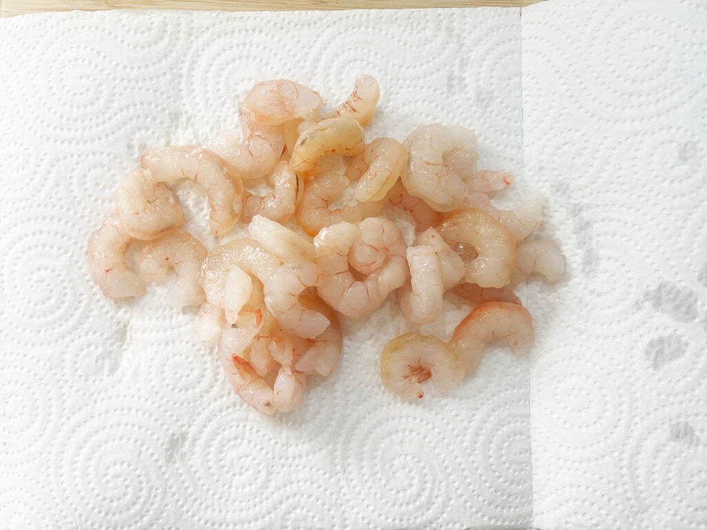 Raw, prepared shrimp on a paper towel.